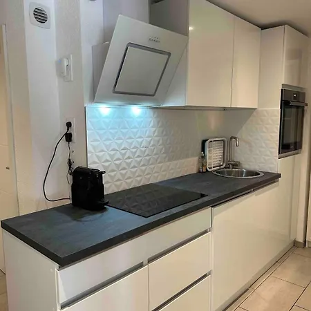 2 Private - 8 Guests - Air Conditioning - Parking Apartment